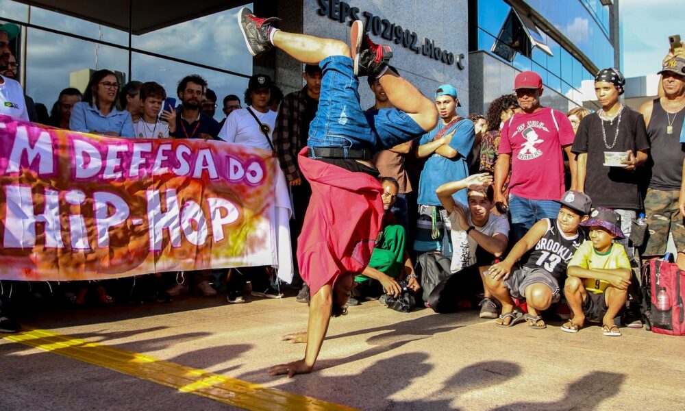 dos-grios-da-africa-para-as-periferias-do-mundo:-hip-hop-faz-50-anos