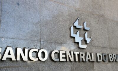 com-alta-do-dolar-e-dos-gastos-publicos,-bc-avalia-subir-juros