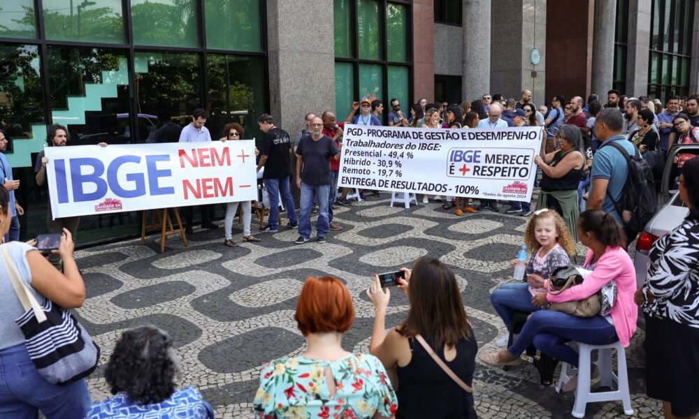 funcionarios-do-ibge-fazem-paralisacao-de-24-horas