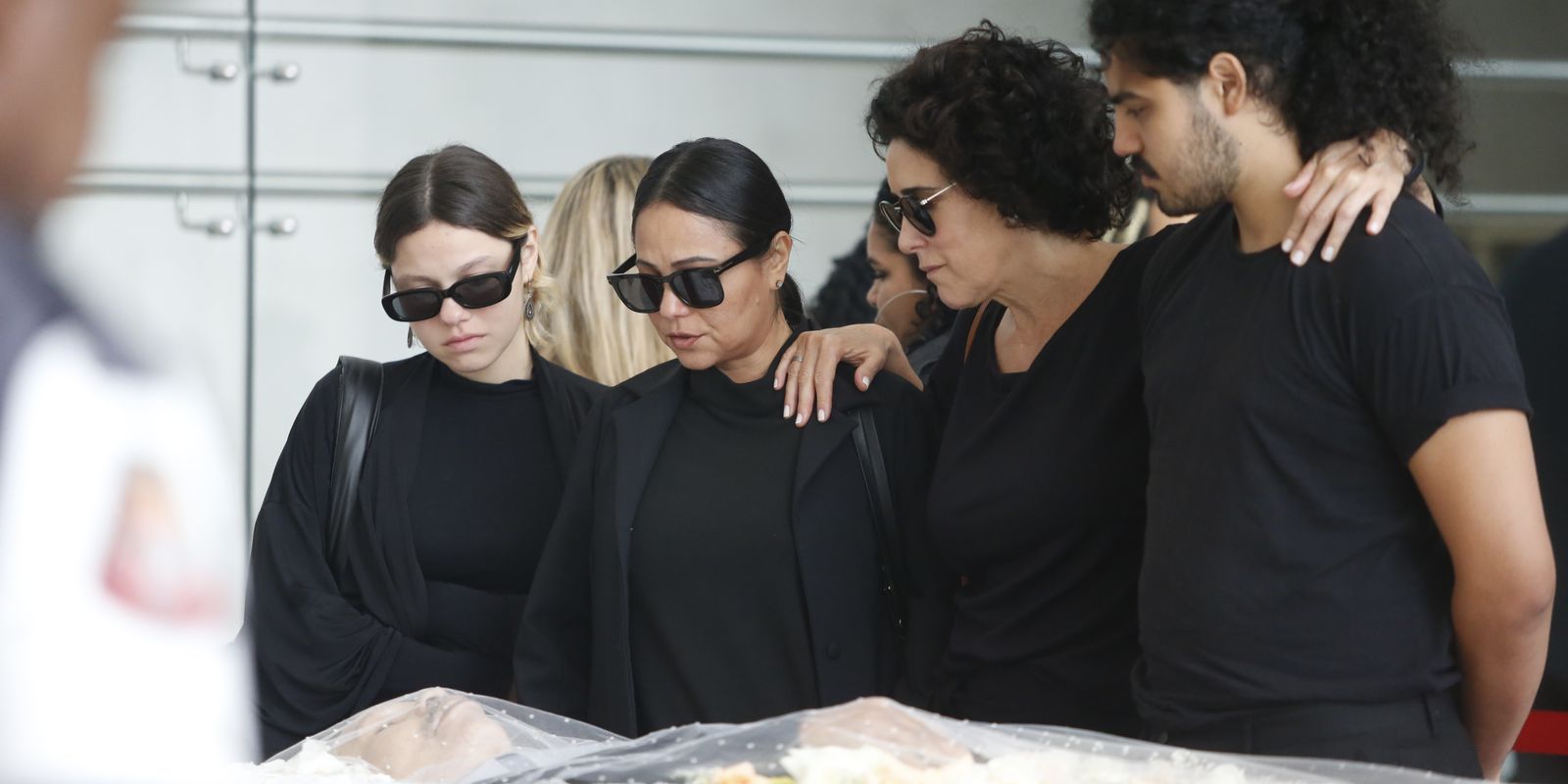 fas,-familiares-e-amigos-se-despedem-de-maguila-em-velorio-na-alesp