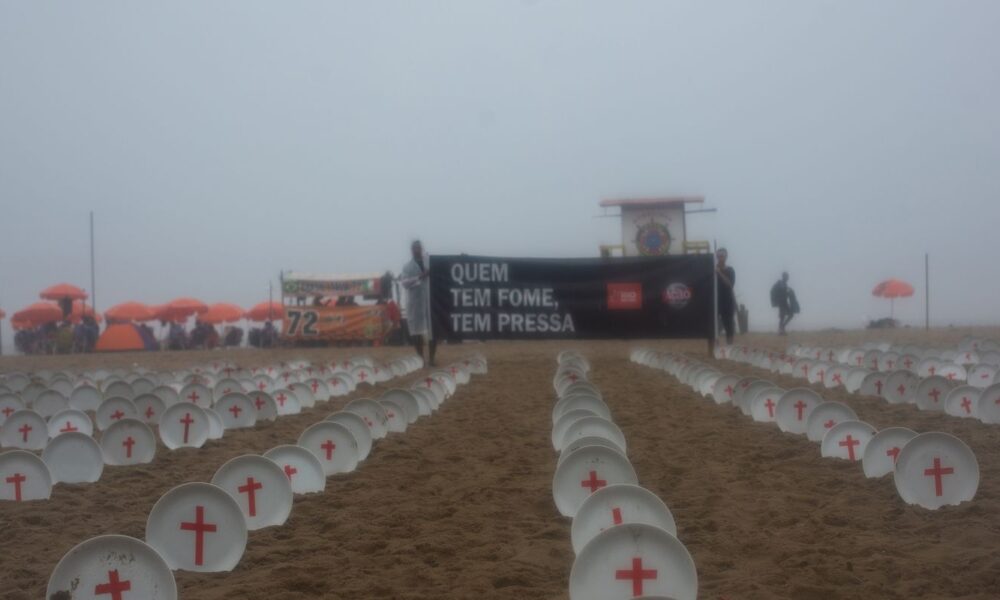 copacabana-recebe-manifestacoes-pelo-fim-da-fome-e-para-pressionar-g20