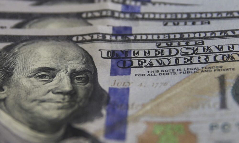 dolar-bate-recorde-nominal-e-fecha-a-r$-6,07-apos-dados-dos-eua
