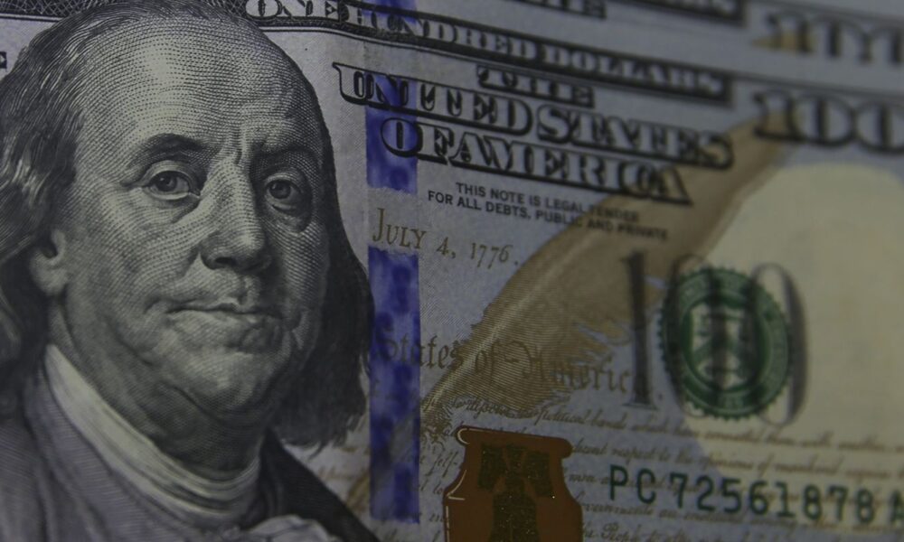 dolar-sobe-para-r$-6-com-pressao-de-importadores