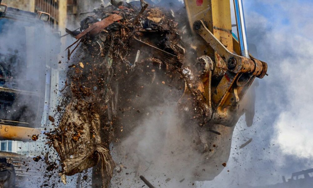 porto-alegre-recolhe-180-mil-toneladas-de-residuos-apos-enchentes