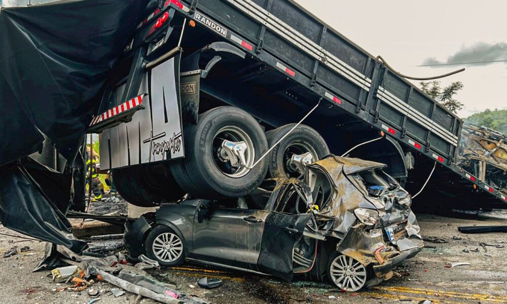 policia-busca-motorista-de-carreta-que-se-envolveu-em-acidente-em-mg