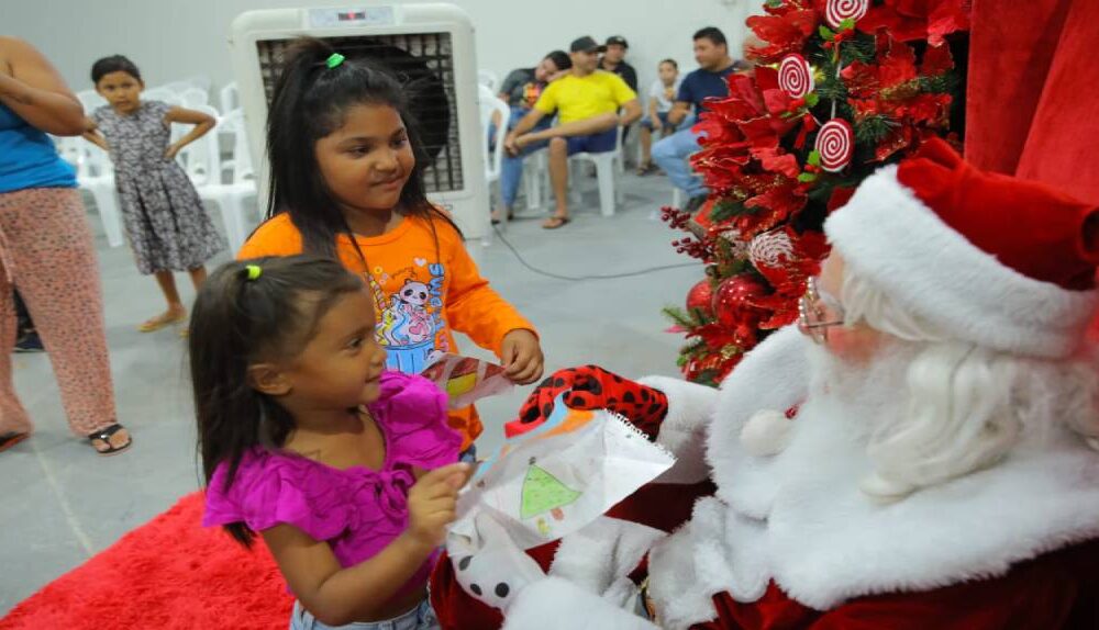 em-caroebe-papai-noel-celebra-festividade-natalina-com-criancas-e-adolescentes-do-centro-de-convivencia-da-juventude-no-sul-de-roraima-|-ale-rr-|-assembleia-legislativa-de-roraima