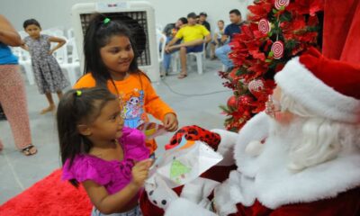 em-caroebe-papai-noel-celebra-festividade-natalina-com-criancas-e-adolescentes-do-centro-de-convivencia-da-juventude-no-sul-de-roraima-|-ale-rr-|-assembleia-legislativa-de-roraima