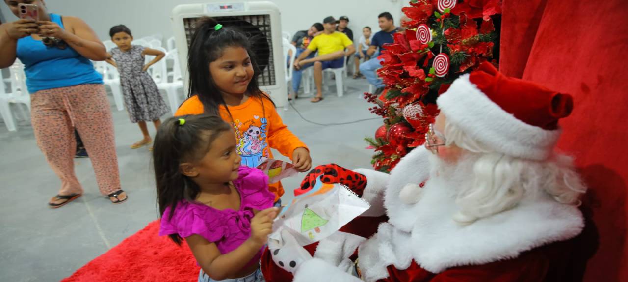 em-caroebe-papai-noel-celebra-festividade-natalina-com-criancas-e-adolescentes-do-centro-de-convivencia-da-juventude-no-sul-de-roraima-|-ale-rr-|-assembleia-legislativa-de-roraima