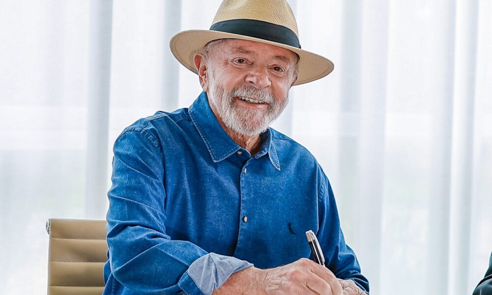 com-homenagem-a-paul-singer,-lula-sanciona-lei-da-economia-solidaria