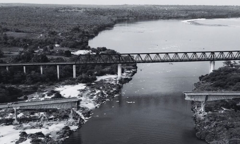 resgatado-corpo-em-cabine-de-caminhao-submerso-apos-queda-de-ponte