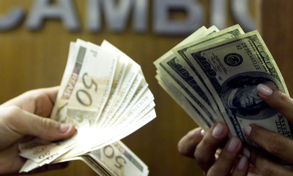 dolar-cai-para-r$-6,10-e-fecha-no-menor-valor-desde-dezembro