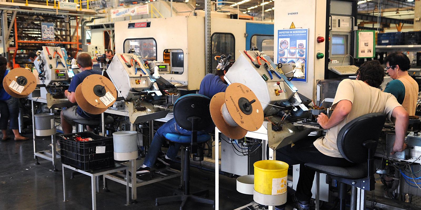 ibge:-industria-recua-em-sete-dos-15-locais-pesquisados-em-fevereiro