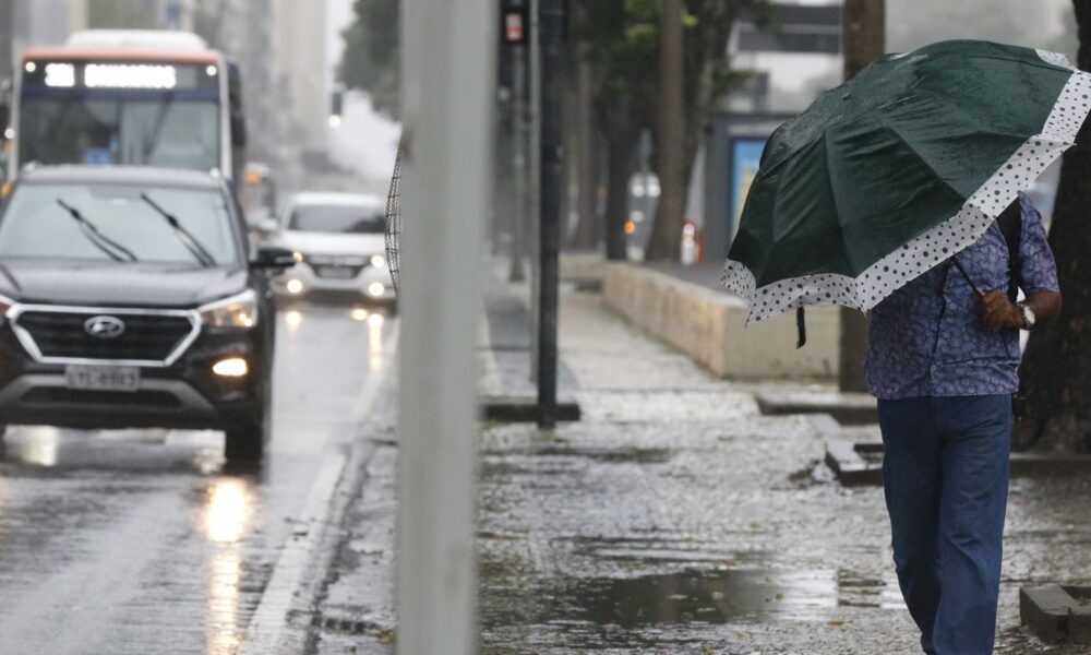 temporal-com-rajadas-de-ventos-atinge-o-rio-no-comeco-da-noite