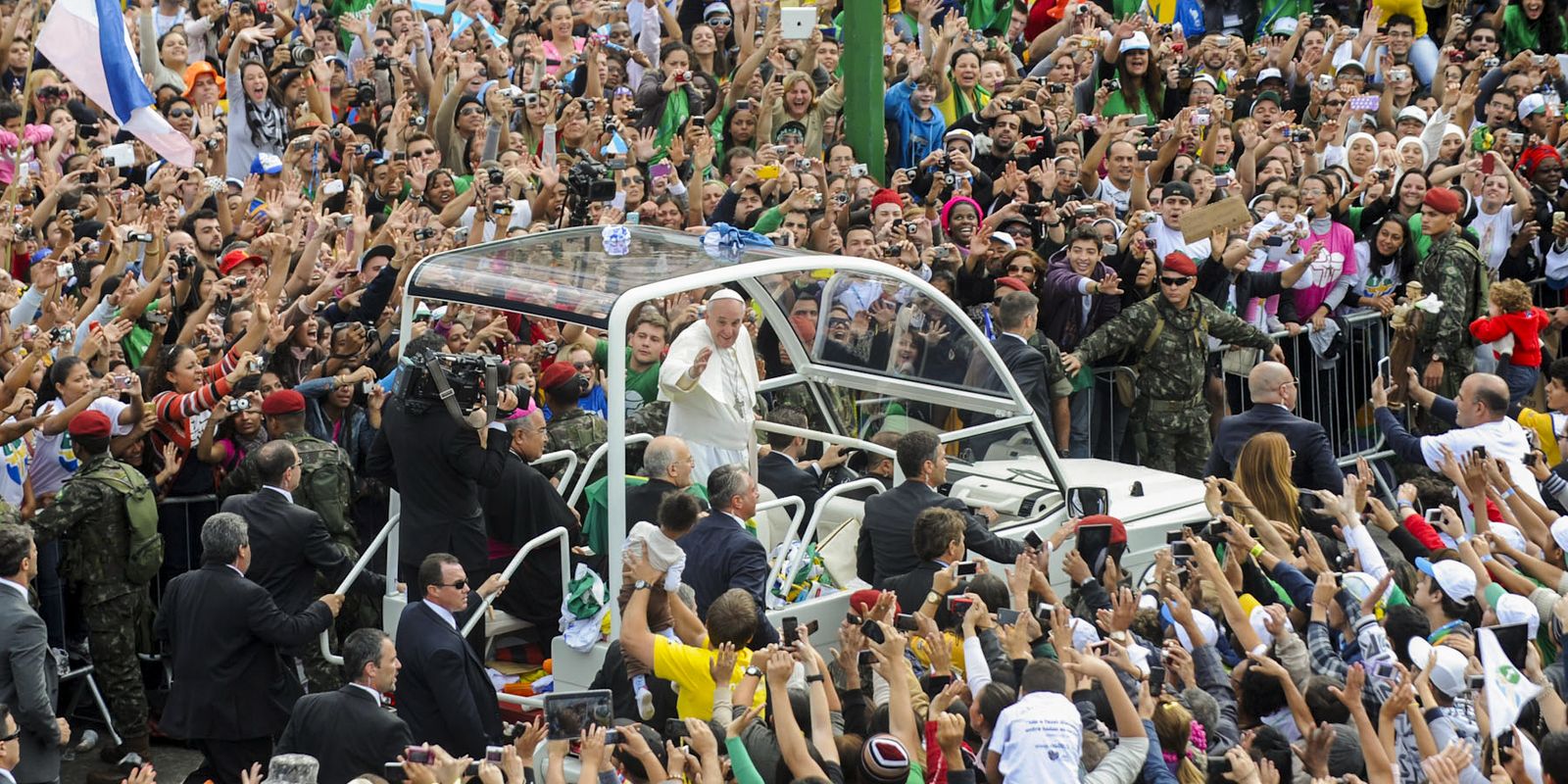 visita-do-papa-ao-brasil-reuniu-3,7-milhoes-de-pessoas-no-rio-em-2013