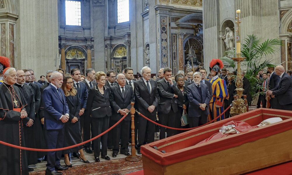 lula-presta-homenagem-ao-papa-francisco-em-velorio-no-vaticano