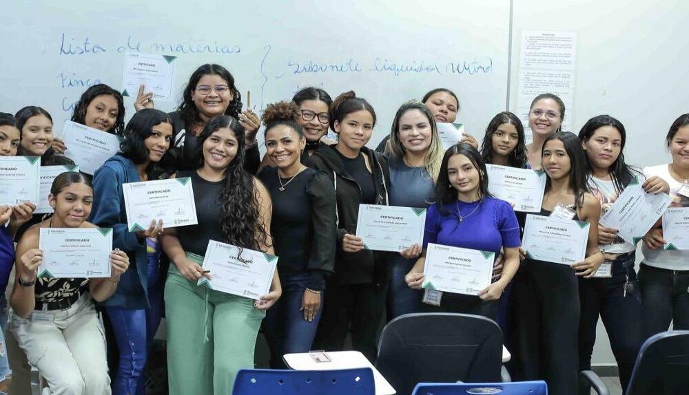 dever-cumprido-mais-de-60-alunos-de-cursos-noturnos-sao-certificados-pela-escolegis-|-ale-rr-|-assembleia-legislativa-de-roraima