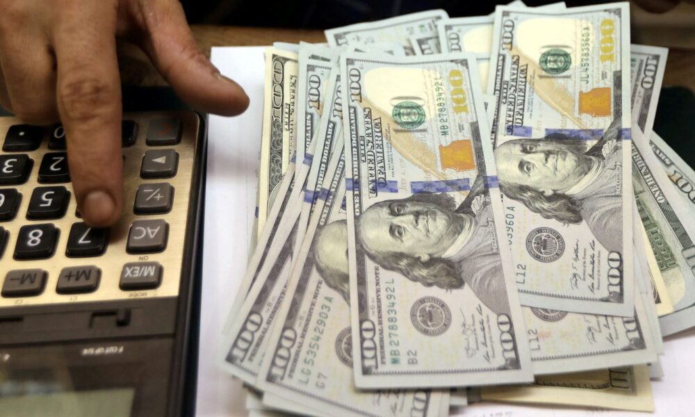 dolar-sobe-para-r$-5,67-apos-oito-quedas-consecutivas