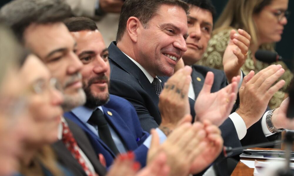 camara-suspende-acao-penal-contra-ramagem-por-atos-do-8-de-janeiro