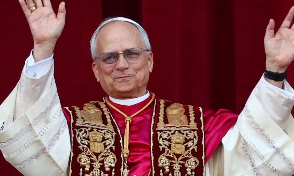 em-1a-saida-do-vaticano,-leao-14-visita-tumulo-do-papa-francisco