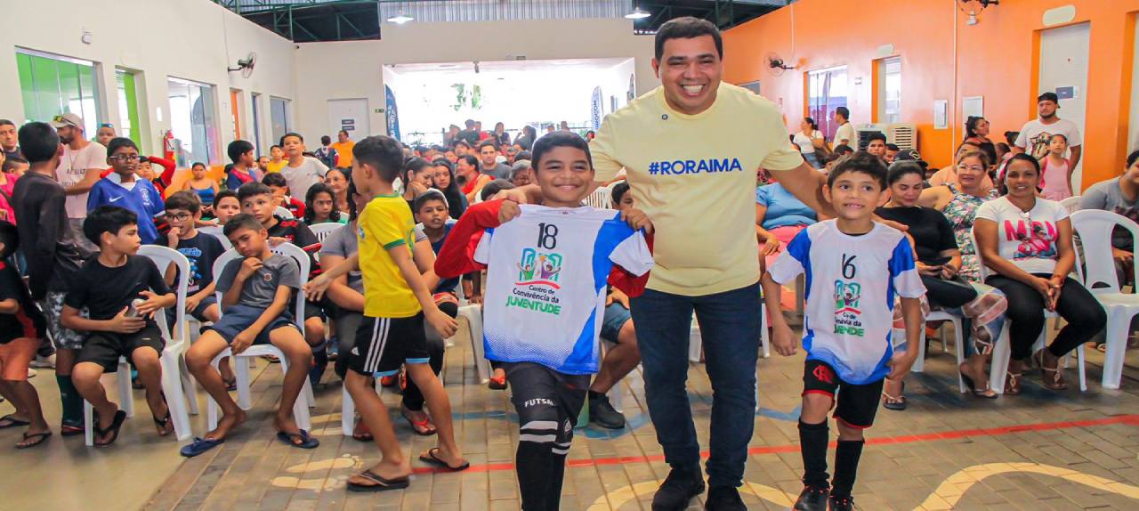 valorizacao-e-cidadania-presidente-da-ale-rr-entrega-uniformes-a-alunos-de-futebol-do-centro-de-convivencia-da-juventude-|-ale-rr-|-assembleia-legislativa-de-roraima