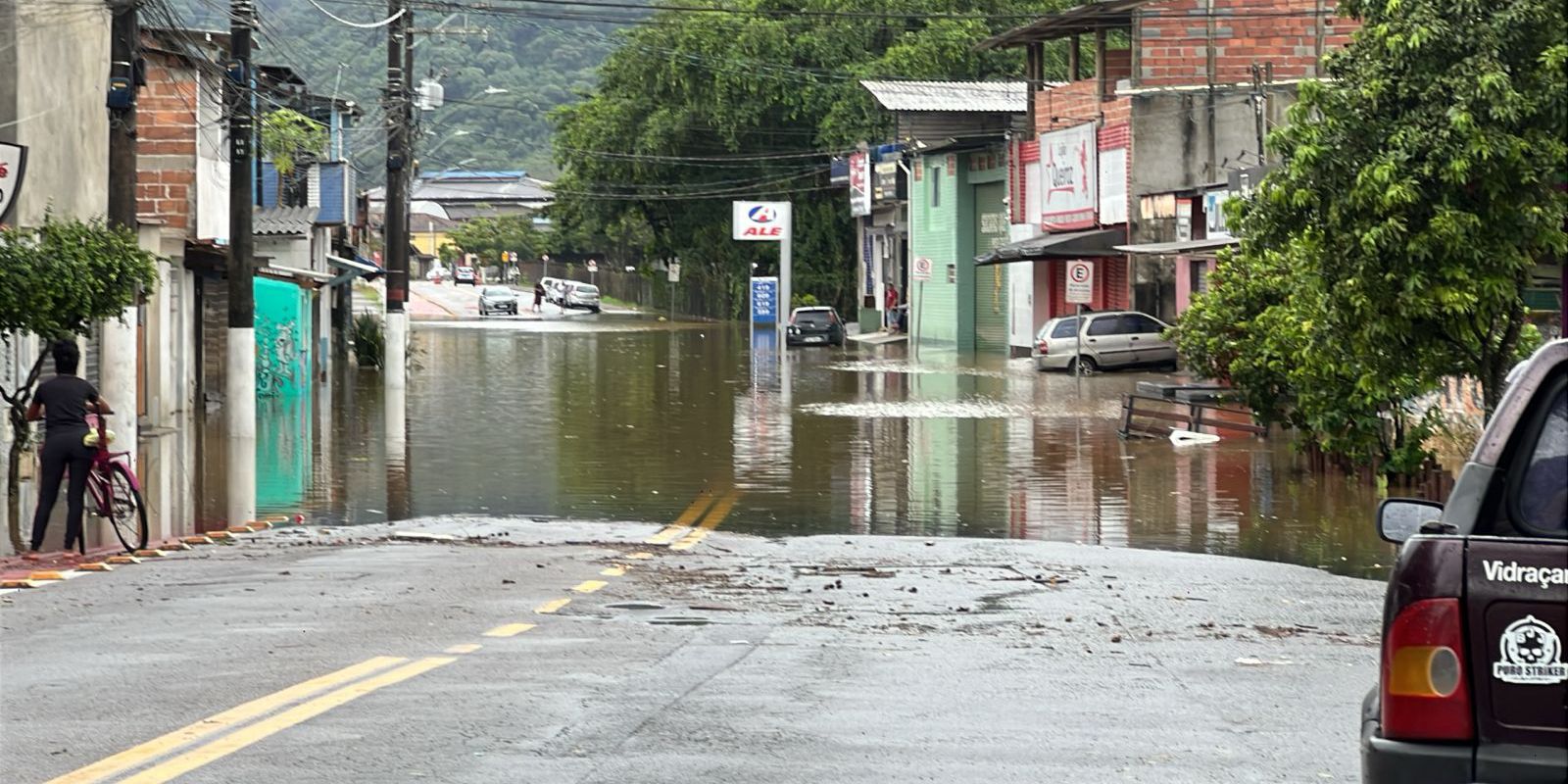 chuvas-bloqueiam-trecho-de-serra-e-deixam-pessoas-ilhadas-em-ubatuba
